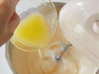 step4: 一邊將融化奶油一點一點慢慢加入，一邊用手持式電動攪拌器攪拌