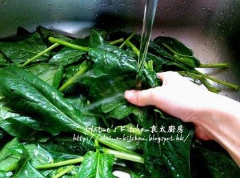 step3: 菠菜切去頭 , 加鹽用水浸過面靜待10分鐘 , 用水洗淨後切碎