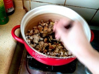 step4: 煲內加少許油燒熱 , 放入冬菇粒 , 草菇粒及薑粒爆香