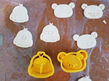 step4: 用曲奇模印上鬆弛熊/鼻窿雞