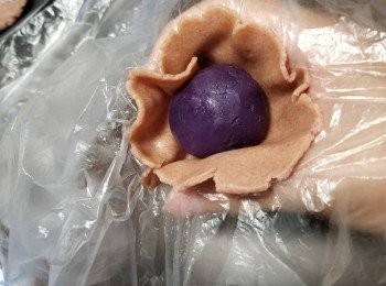 step12: 將所有皮一次過包好所有餡先,再放入雪櫃雪硬身,約30分鐘以上才每4個-5個取出吸模(取4-5個出來吸模是因為保持皮夠硬身,吸模時才不會易痴模)