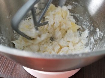 step22: 廚師機開慢速,牛油攪至與糖霜混合冇白先即可停機