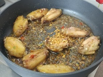 step6: 熄火，加入炸蒜粒炒勻; 以蔥花、芫茜碎鋪面，即成