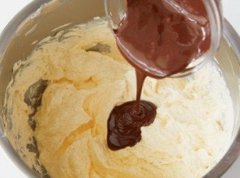 step4: 將融化的巧克力加入3 中攪拌。因為巧克力還很熱就加入的話，會讓奶油融化，所以請在常溫的狀態下加入。