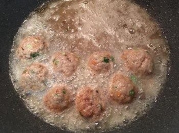 step11: 接著也將肉丸子炸到上色；