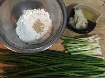 step5: 蔥洗淨後擦乾，並切下蔥白部份；低筋麵粉混入鹽與白胡椒粉；秤好食用油（女漢子用ㄧ半豬油ㄧ半玄米油）；