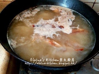 step6: 加入熱水蓋上蓋用中火煮20分鐘待成奶白色湯