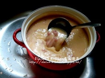step10: 魚湯隔去渣放入煲內 , 加入珍珠米及豬肉碎拌勻