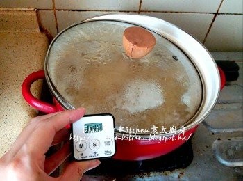 step11: 用中火煮滾後蓋上蓋轉慢火煮15分鐘