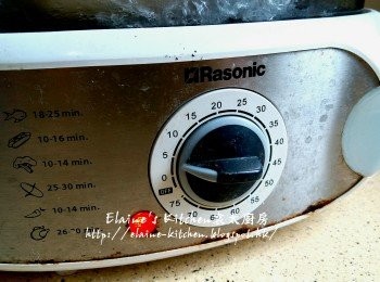 step3: 先放入蒸鍋內蓋上蓋蒸2分鐘