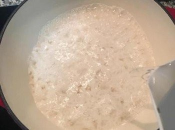 step3: 煮到成較軟的飯（一般約15分鐘），加入滾水到鍋子七分滿，繼續煮成粥；