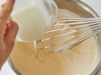 step5: 接著加入優格和檸檬汁並用打蛋器拌混