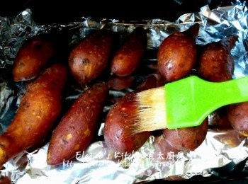 step10: 掃上一面片糖水後反轉另一面再掃上片糖水 , 再放入焗爐繼續焗