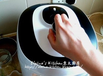 step8: 此時安全眼會凸出 , 用手向右排氣 , 當安全眼落下代表排氣完成 , 便可打開鍋蓋