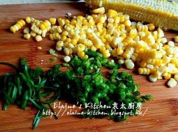 step10: 盛起粟米起出粟米粒 , 蔥切粒及切幼絲備用