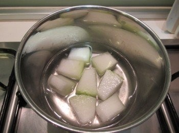 step1: 冬瓜去皮去瓜囊切塊,放入少許蘇打粉的滾水中,灼燙撈起沖洗備用.