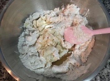 step2: 先將溫水緩緩倒入麵粉中，邊倒邊用攪拌棍或筷子攪拌到沒有液體，接著倒入食用油略拌ㄧ下，再用手開始揉麵。