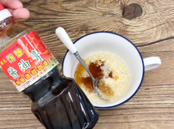 step5: 準備汁料～蒜蓉，醬油膏，料理酒及麻油