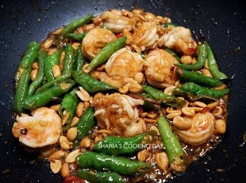 step10: 炒至醬汁快收乾後，再加入花生稍微翻炒就完成囉。