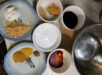 step9: 再預備好其他沙爹料:
薑粉1茶匙,黃薑粉半茶匙,咖哩粉1茶匙,五香粉1/4茶匙,花生醬1湯匙,生抽半湯匙,老抽1茶匙,椰漿42g,食用開水140g,砂糖1茶匙半,麵粉1湯匙,花生碎1湯匙