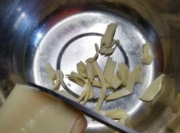 step38: 如想素食沒有魚膠粉就可以用<span class="group_9">B素流沙餡材料:</span>做法,先將2片芝士片剪碎