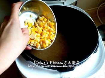 step15: 再逐一加入粟米蓉 , 珍珠米及粟米粒拌勻