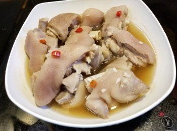 step8: 將浸凍的豬手隔去水份,倒入煮好及灘凍的<span class="group_2">浸豬手料</span>拌勻,用保鮮紙包起放入雪櫃雪一晚待入味,雪一晚後即可以凍食