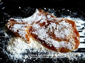 step9: 將醃好的豬扒逐一沾上蛋液及麵粉 , 放入鑊中用慢火慢慢煎至金黃色