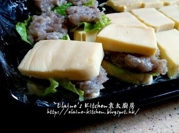 step10: 再將一片雞蛋豆腐放上 , 用手輕輕壓平成三文治
