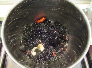 step3: 再開火煮滾,放入步驟1與昆布柴魚高湯,邊拌邊加熱煮至收乾,盛盤時撈起花椒粒即可.