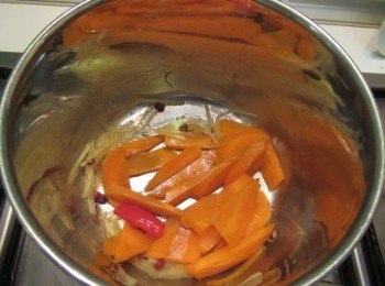 step3: 再開火滾起來放入步驟1拌勻,續倒入昆布柴魚高湯蓋鍋蓋用小火燜煮幾分鐘.