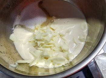 step39: 再加入花奶(淡奶)45g,砂糖27g