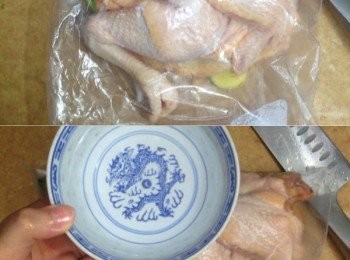 step2: 雞洗淨後和半碗水亦一同放入慢煮袋