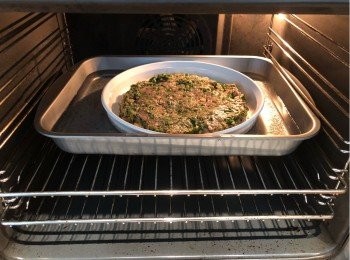 step8: 肉餅在中盤舖好，看到大盤內的水開始有泡泡（微滾），便可放中盤在大盤內，焗20分鐘。小心水會燙