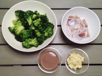 step1: 西蘭花洗淨，切去根部，切件。
煲滾開水，加入西蘭花及少量鹽，煮5分鐘，盛起，以冷水沖西蘭花。用滾水浸煮西蘭花，可減少炒西蘭花的時間，魷魚亦可避免過熟。用冷水沖西蘭花可保持翠綠色。
將蒜頭剁成蒜蓉。製作<span class="group_2">調味料</span>。
魷魚洗淨，去骨及去衣，於魷魚表面𠝹上十字紋，切塊。加入生粉攪勻。