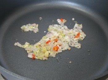 step4: 以小火將鑊加熱，加入菜油、乾蔥蓉、香茅碎和辣椒炒香