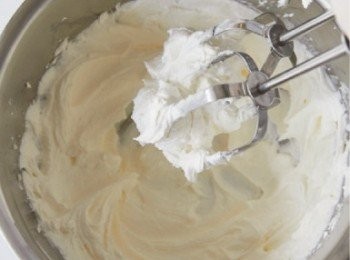 step2: 將奶油放入調理盆中，用橡皮刮刀攪拌至成乳霜狀後加入砂糖。接著用手持式電動攪拌器攪拌至顏色泛白