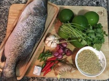 step1: 備好用料後，將魚洗淨擦乾。此次用了1公斤半的海鱸魚，鱸魚、海鱸魚的肉質真的很適合做這道菜，不過亦可以選用其他的白肉魚，例如石斑、紅條都會很不錯喔！