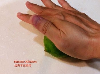 step2: 檸檬洗乾淨、放在工作檯上用手掌滾壓至果皮變軟 （以利釋放更多汁液）