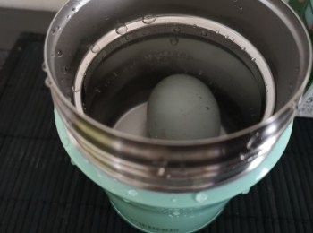 step3: 燜燒罐注滿熱水蓋蓋，需預熱約5分鐘 。咸蛋洗乾淨後備用。5分鐘後倒去燜熱罐水份，將咸蛋放入罐內，加入熱水，水份需蓋過咸蛋，燜熱半小時。