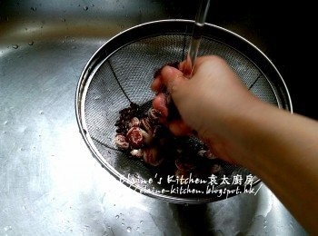 step3: 赤小豆花豆用水沖一沖洗及瀝乾 , 果皮刮去囊撕成細塊