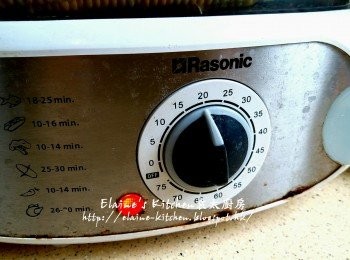 step9: 期間將粟米放入電蒸鍋內 , 蓋上蓋蒸20分鐘至熟透