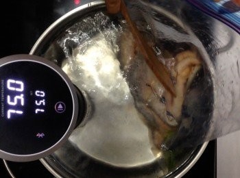 step3: 放入已達75度的暖水中，擠出空氣後封口
以75度慢煮2.5小時 (如沒有慢煮棒，大火煮沸水後，放入雞煮5分鐘，之後關火浸40分鐘)