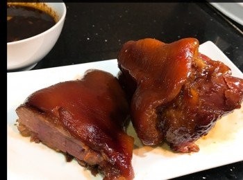 step3: 1500ml水、冰糖、1湯匙麥芽糖、花椒八角、2茶匙豆瓣醬、2湯匙黑糖