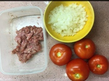 step1: ～免冶豬肉加兩茶匙粟粉及兩茶匙水醃10分鐘,再加入調味料兩茶匙生抽及一茶匙糖醃20分鐘，待用。
～將番茄及洋蔥洗淨後去皮切粒，備用。