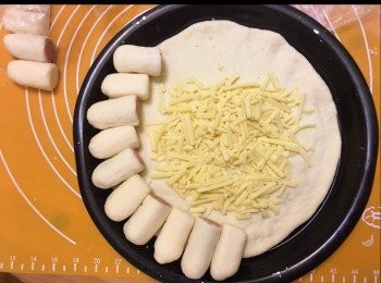 step10: Pizza底麵團中央放上拉碎芝士，然後放上腸仔及芝士麵團，圍住pizza邊排放。