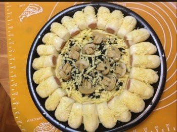 step13: 將全蛋液抹上芝士及腸仔團上，灑上芝士碎。