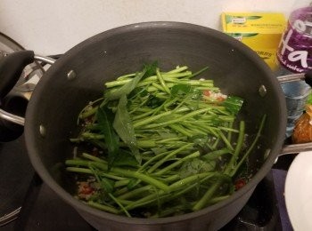 step3: 先將通菜巠部分落鑊炒