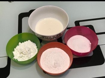 step1: 牛奶加入砂糖丶糯米粉丶粟粉一起攪拌均勻，直至沒有粉粒出現，再隔水大火蒸20分鐘。