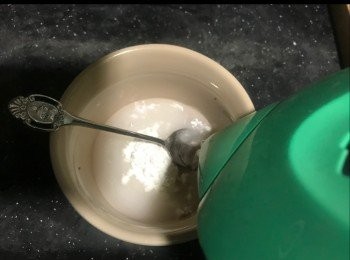 step1: 將石膏粉同粟粉，加水攪混。